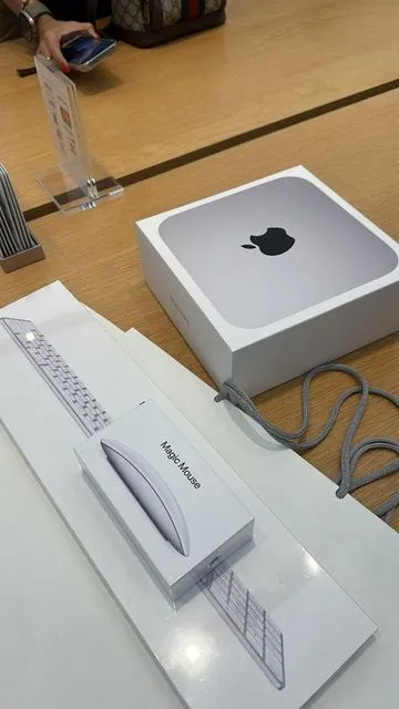 El primer computador de Frato recién desempacado