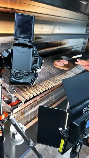 Cámara grabando sobre una parrilla en una de las primeras producciones