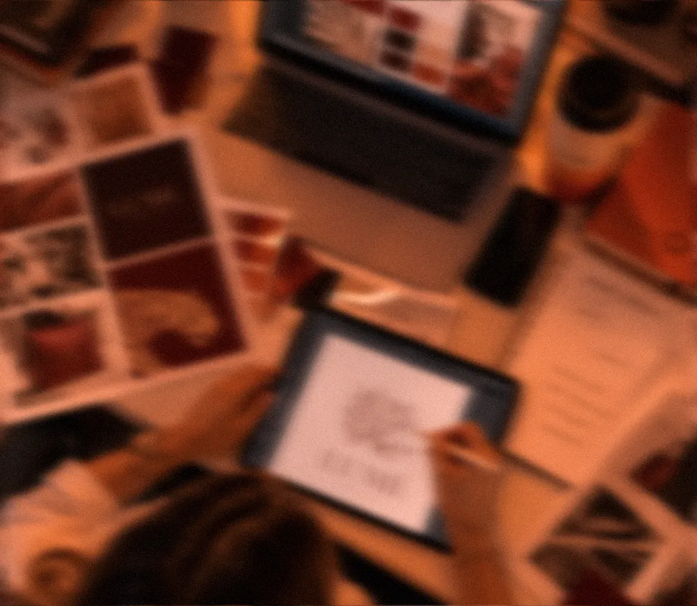 Diseñador trabajando en la identidad visual de una marca