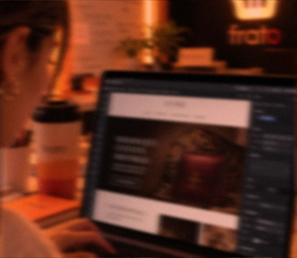 Persona trabajando en el diseño de una página web en el portátil